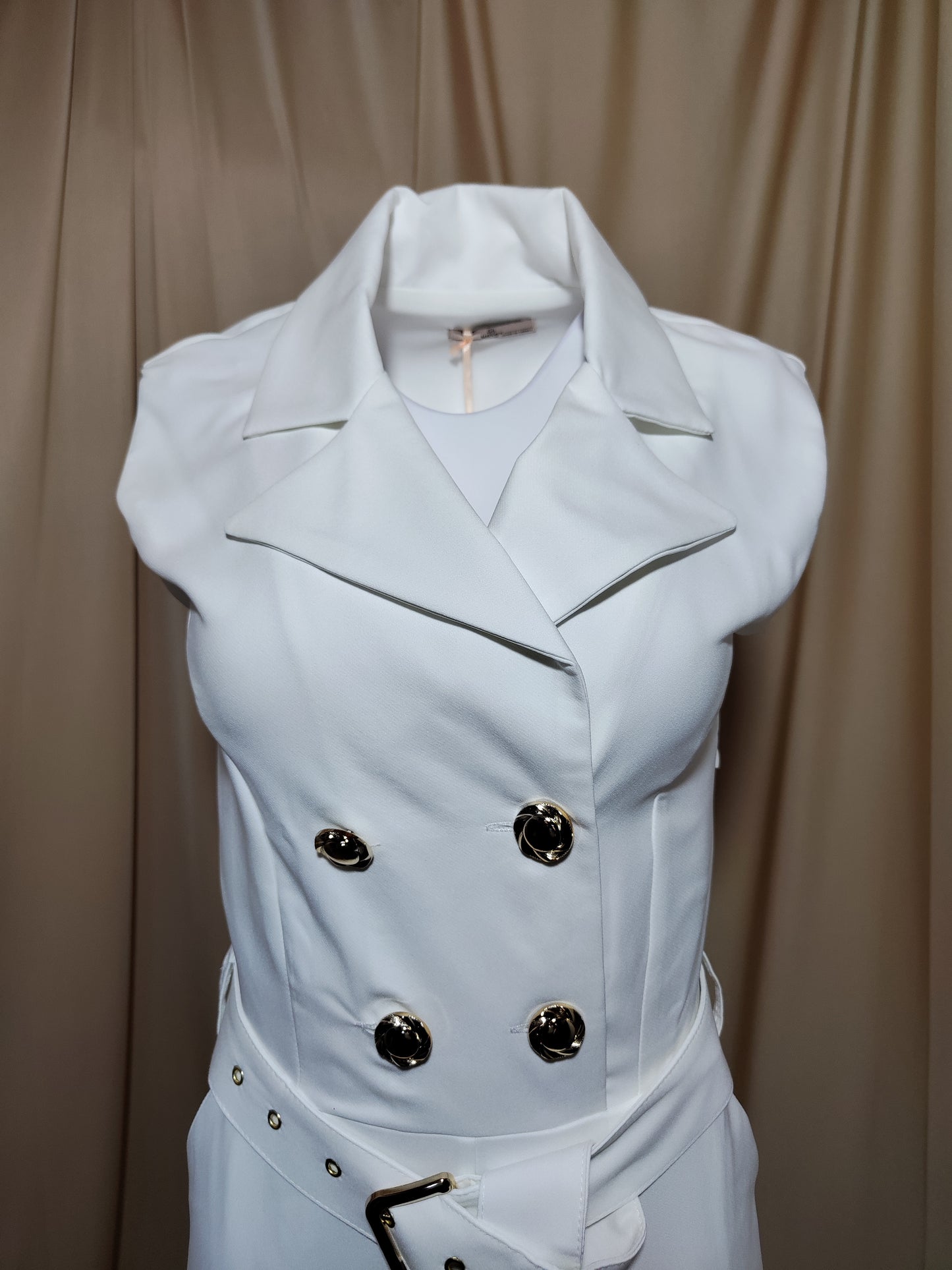 Bijeli elegantni kombinezon bez rukava sa zlatnim gumbima