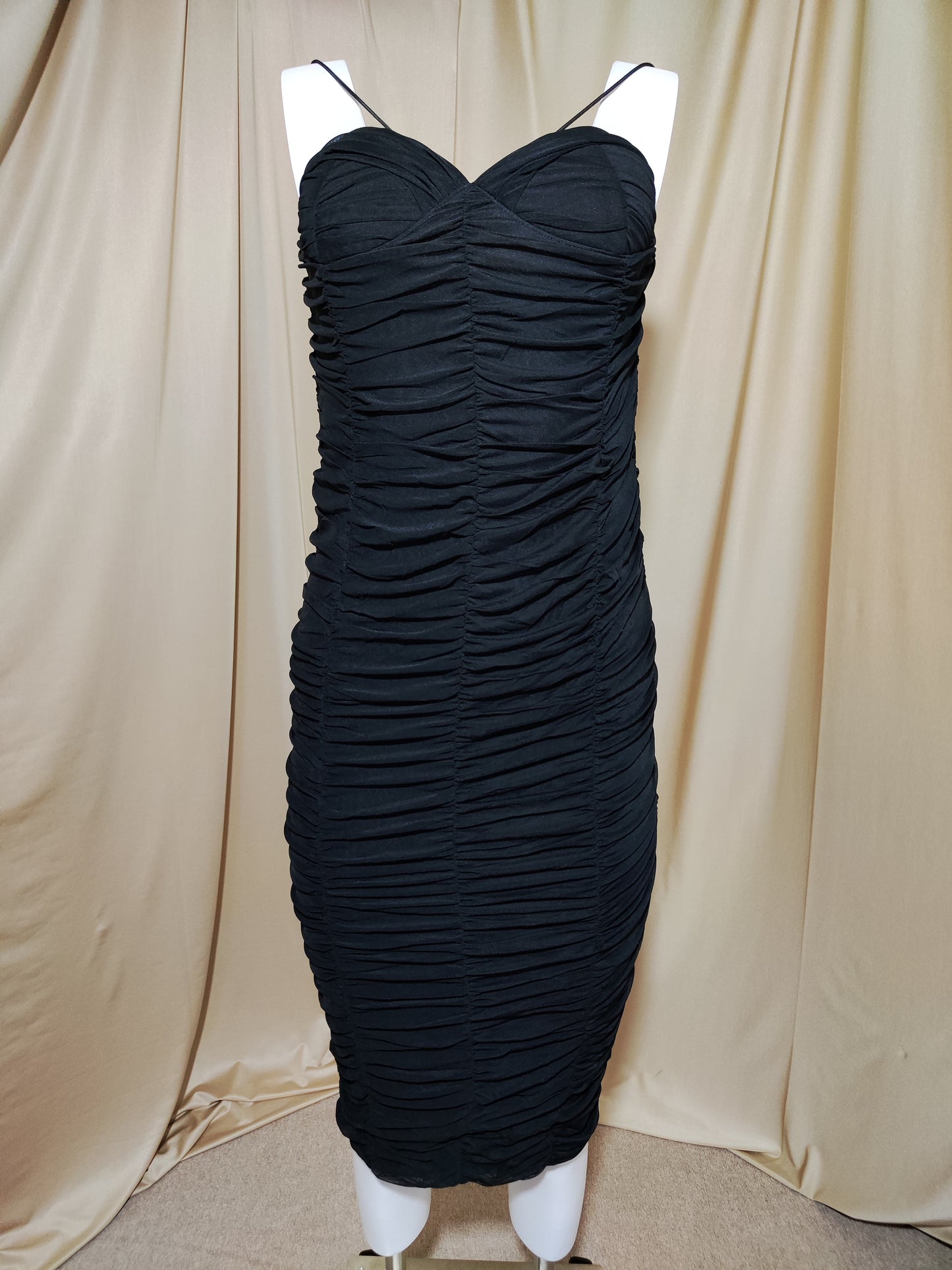 Crna uska haljina na bretele sa naborima