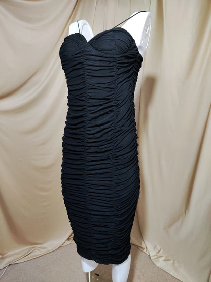 Crna uska haljina na bretele sa naborima