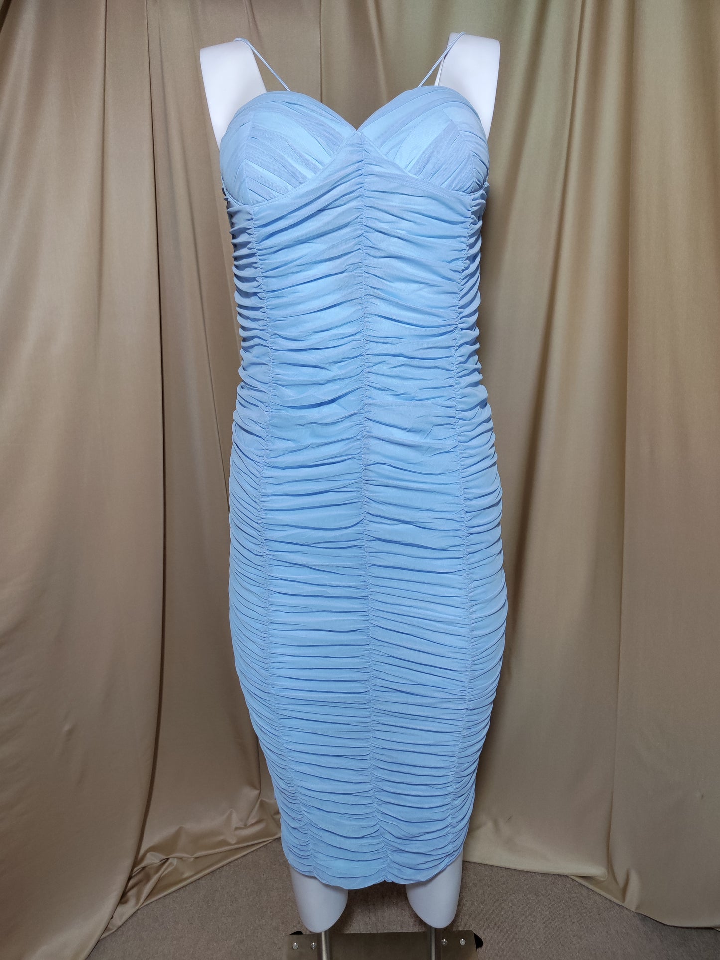 Plava uska haljina na bretele s naborima