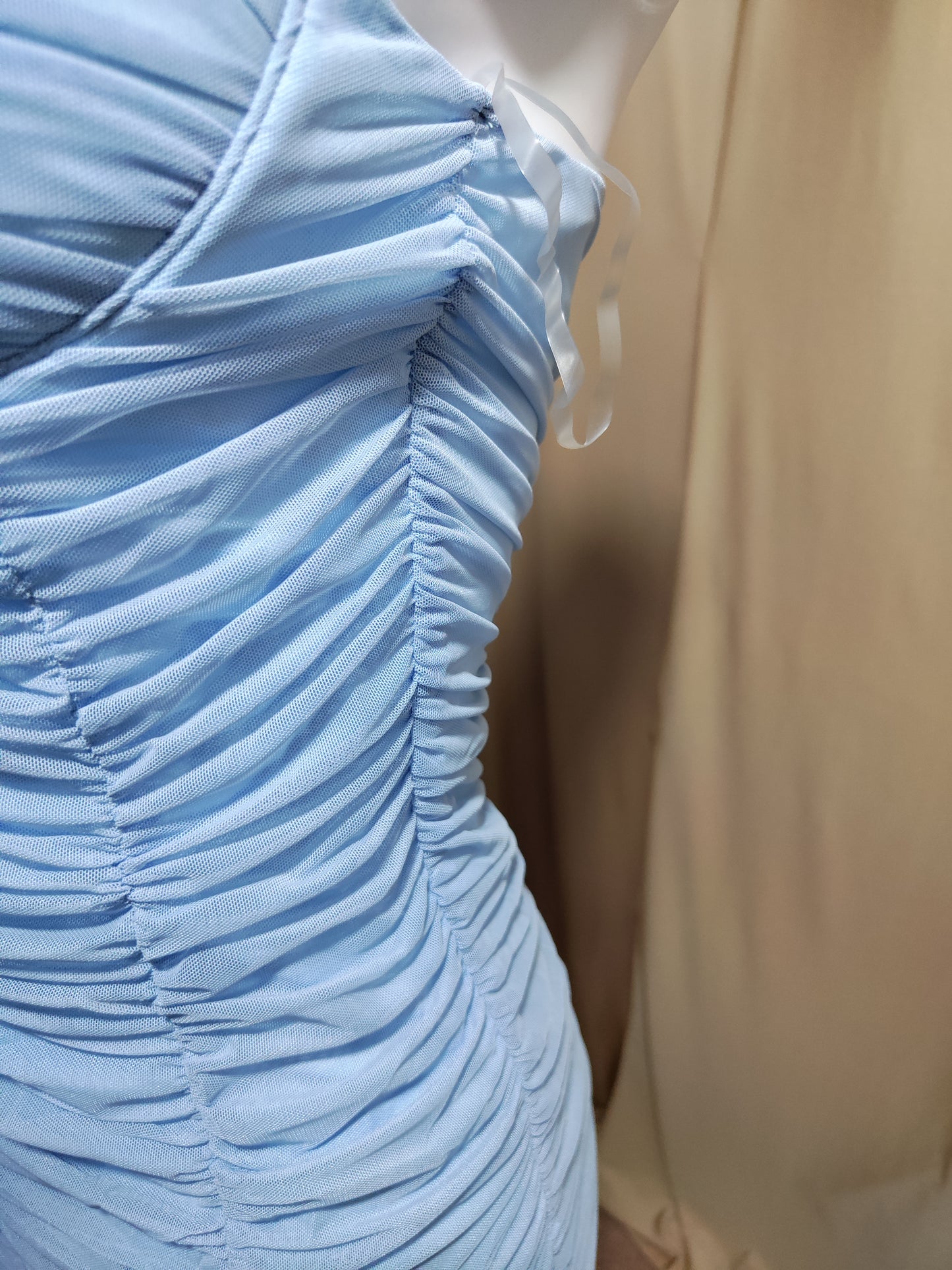 Plava uska haljina na bretele s naborima