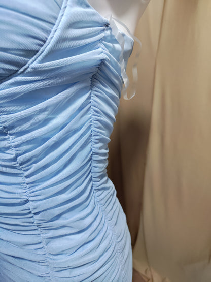 Plava uska haljina na bretele s naborima