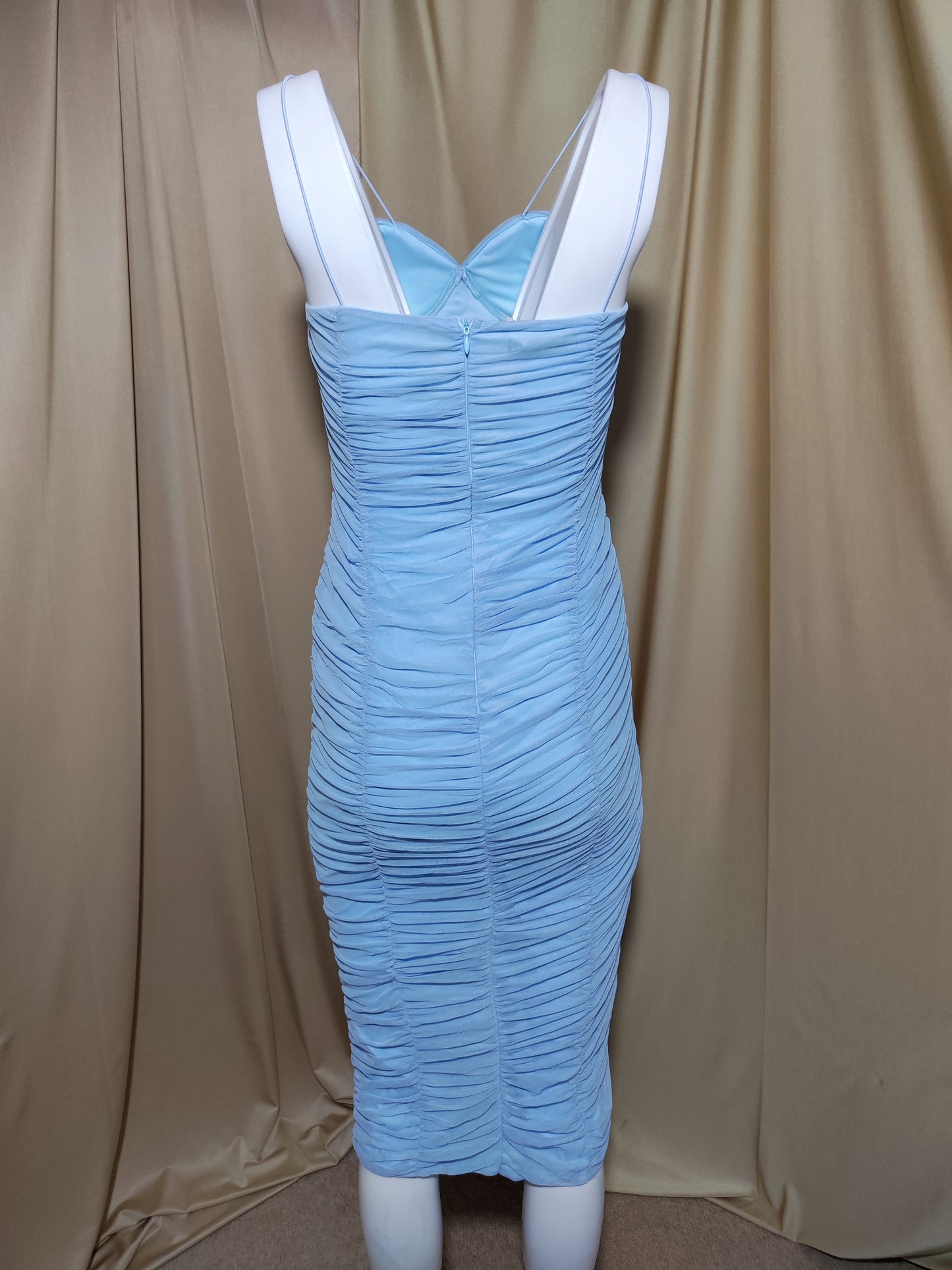 Plava uska haljina na bretele s naborima