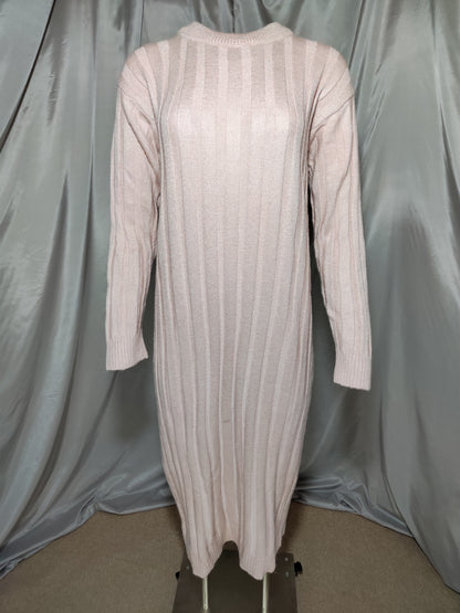 Rebrasta pletena haljina u rozoj nijansi