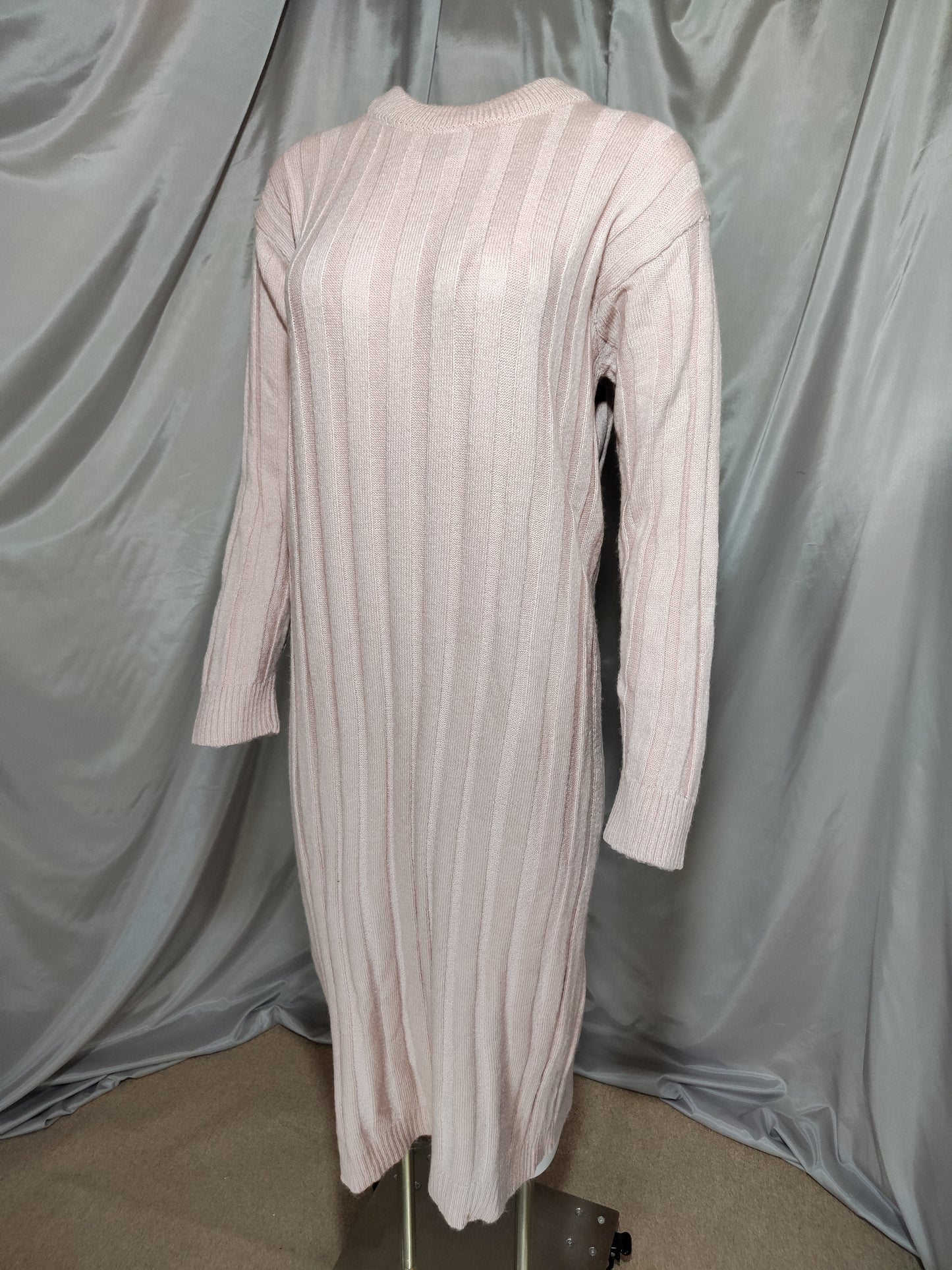 Rebrasta pletena haljina u rozoj nijansi