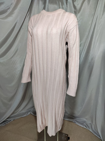 Rebrasta pletena haljina u rozoj nijansi