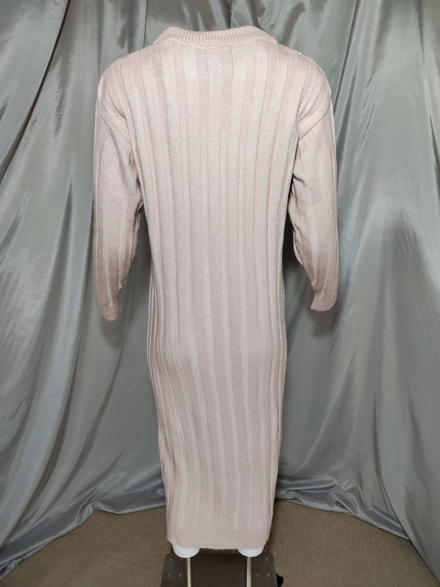 Rebrasta pletena haljina u rozoj nijansi