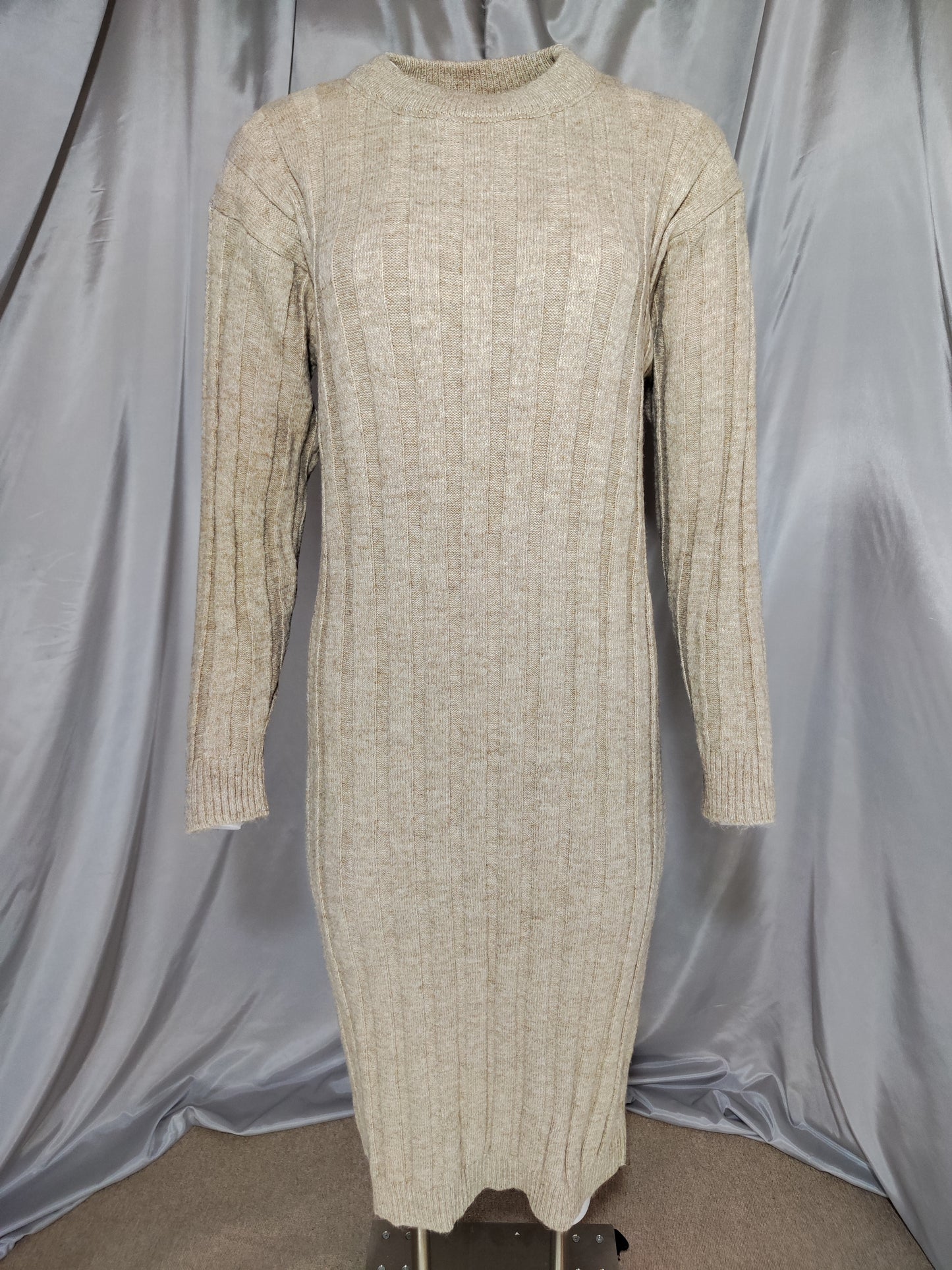 Bež pletena haljina s prugastom teksturom