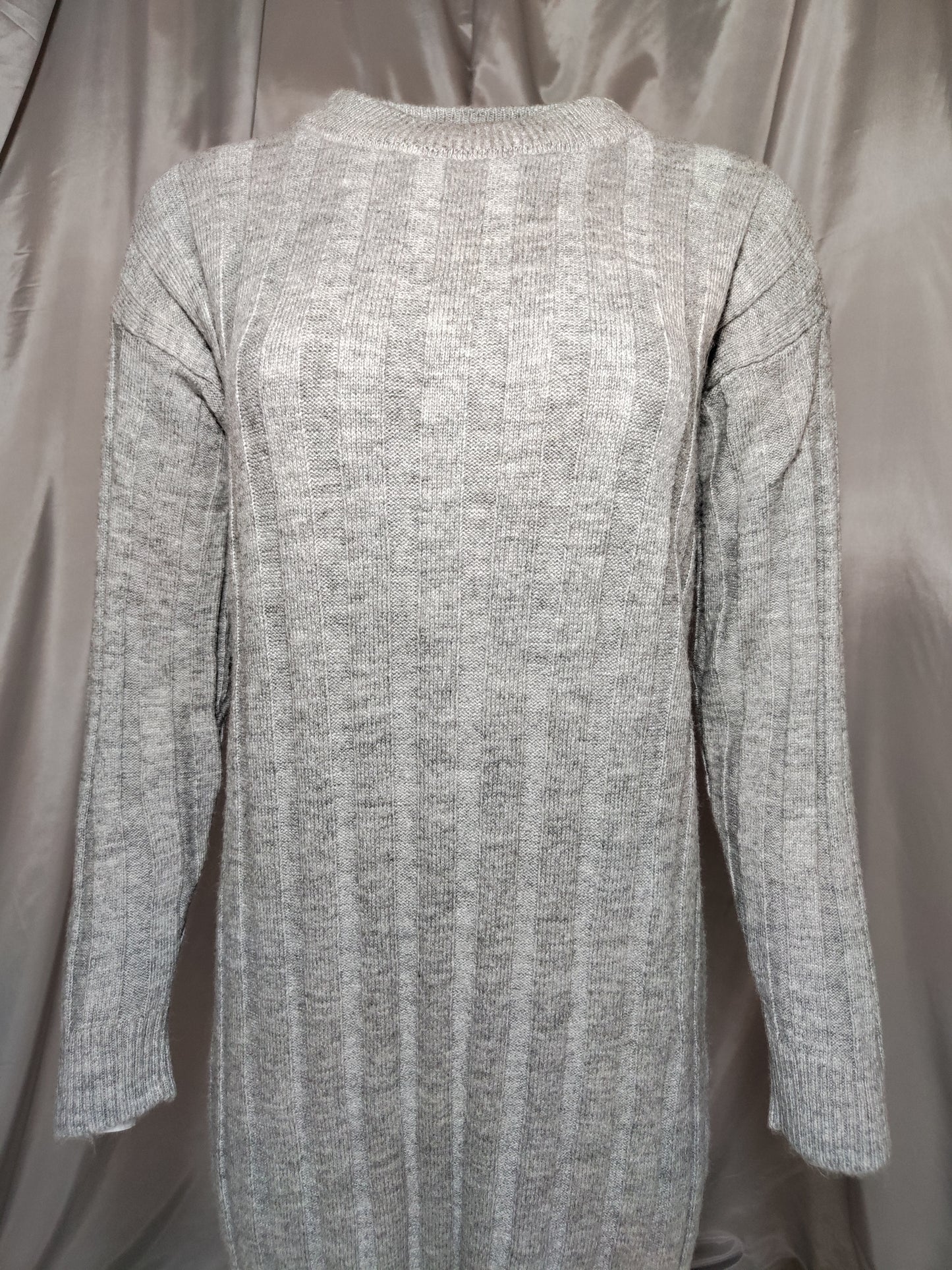 Siva pletena haljina s prugastom teksturom