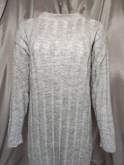 Siva pletena haljina s prugastom teksturom