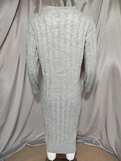 Siva pletena haljina s prugastom teksturom