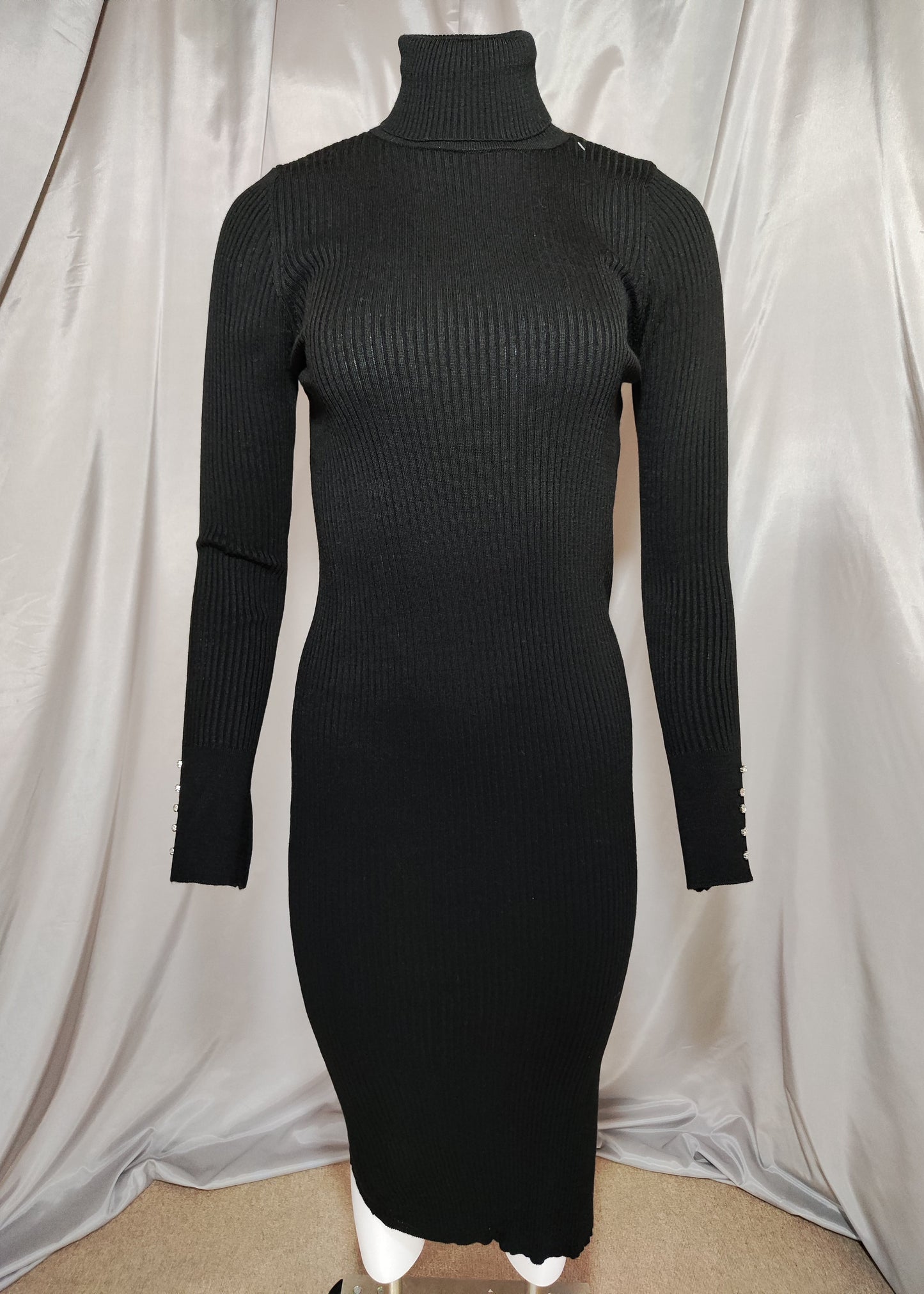 Crna rebrasta haljina s visokim ovratnikom i cirkonima na rukavima