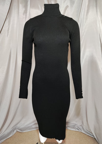Crna rebrasta haljina s visokim ovratnikom i cirkonima na rukavima