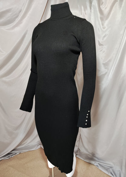 Crna rebrasta haljina s visokim ovratnikom i cirkonima na rukavima