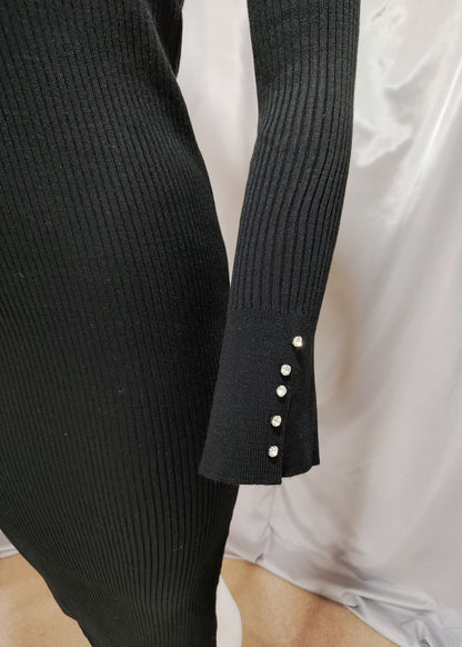 Crna rebrasta haljina s visokim ovratnikom i cirkonima na rukavima