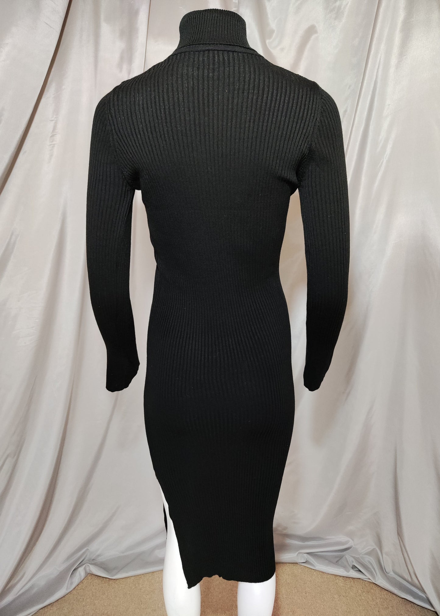 Crna rebrasta haljina s visokim ovratnikom i cirkonima na rukavima