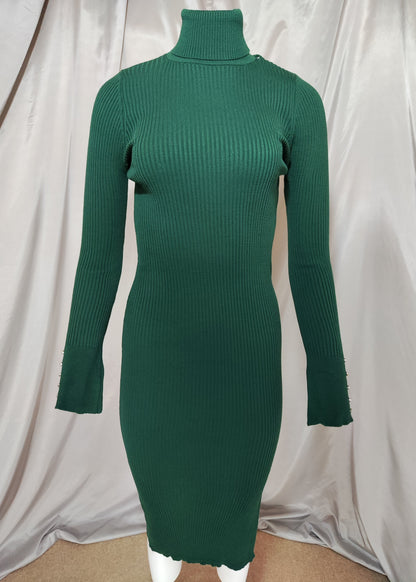 Zelena rebrasta haljina s visokim ovratnikom i cirkonima na rukavima