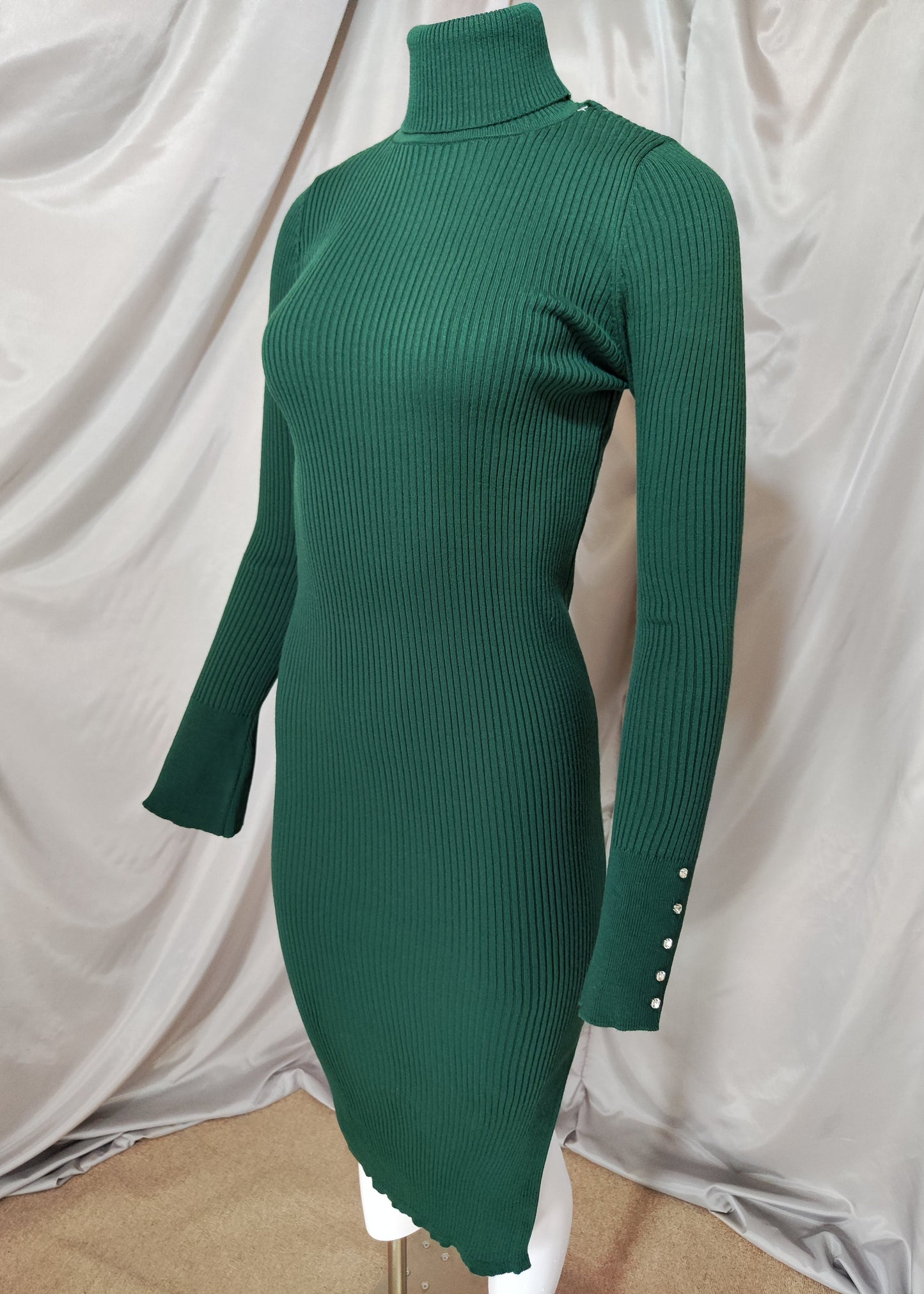 Zelena rebrasta haljina s visokim ovratnikom i cirkonima na rukavima