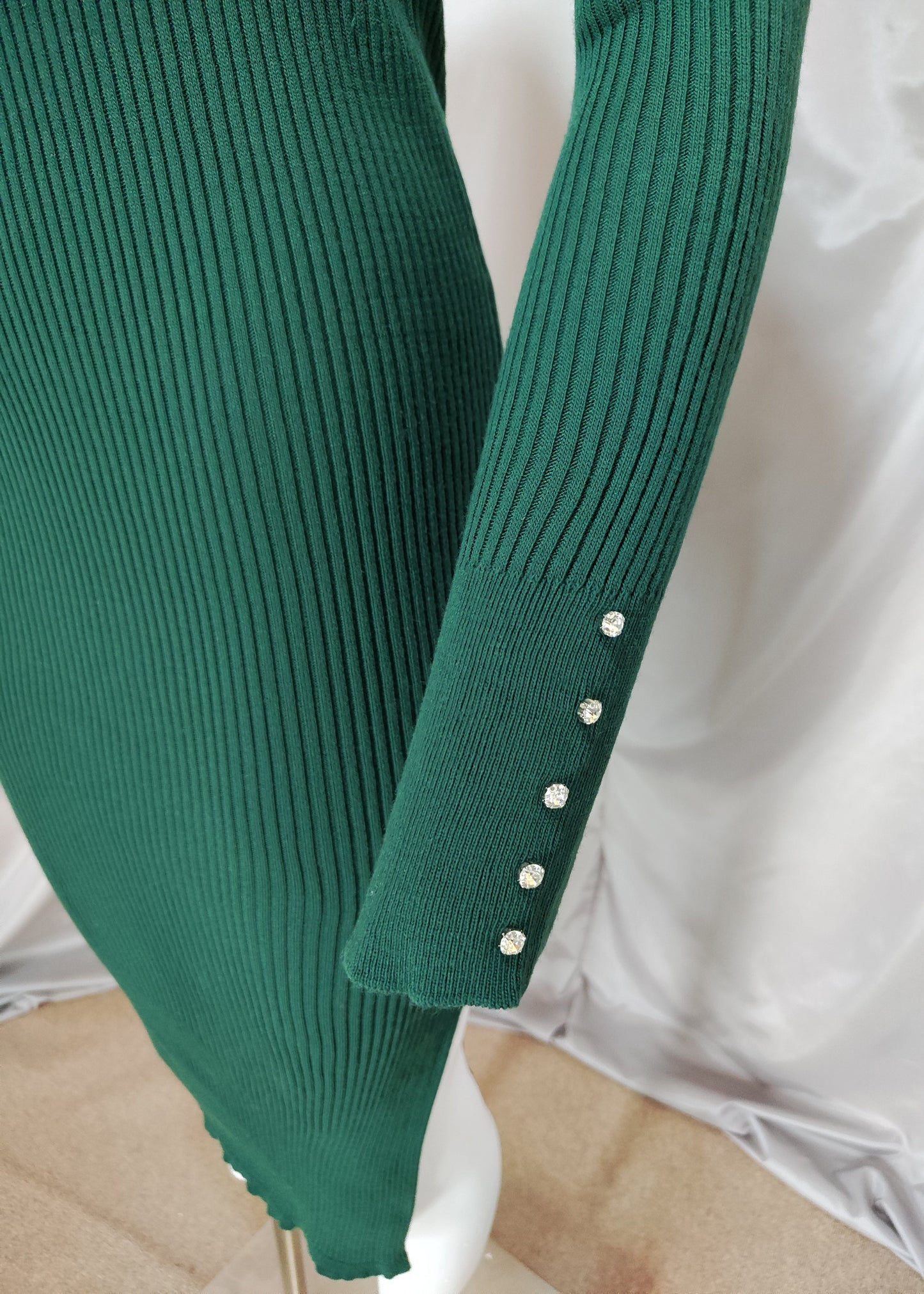 Zelena rebrasta haljina s visokim ovratnikom i cirkonima na rukavima