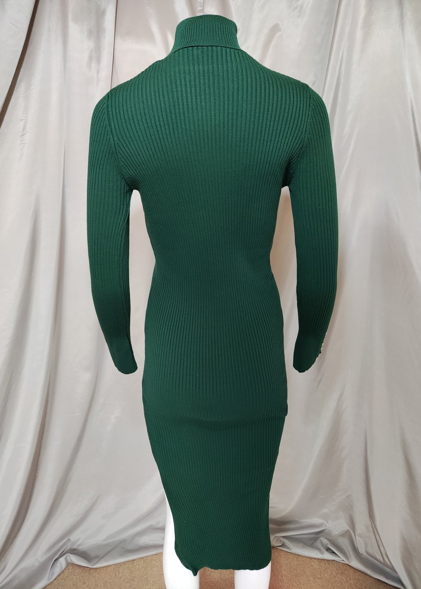 Zelena rebrasta haljina s visokim ovratnikom i cirkonima na rukavima