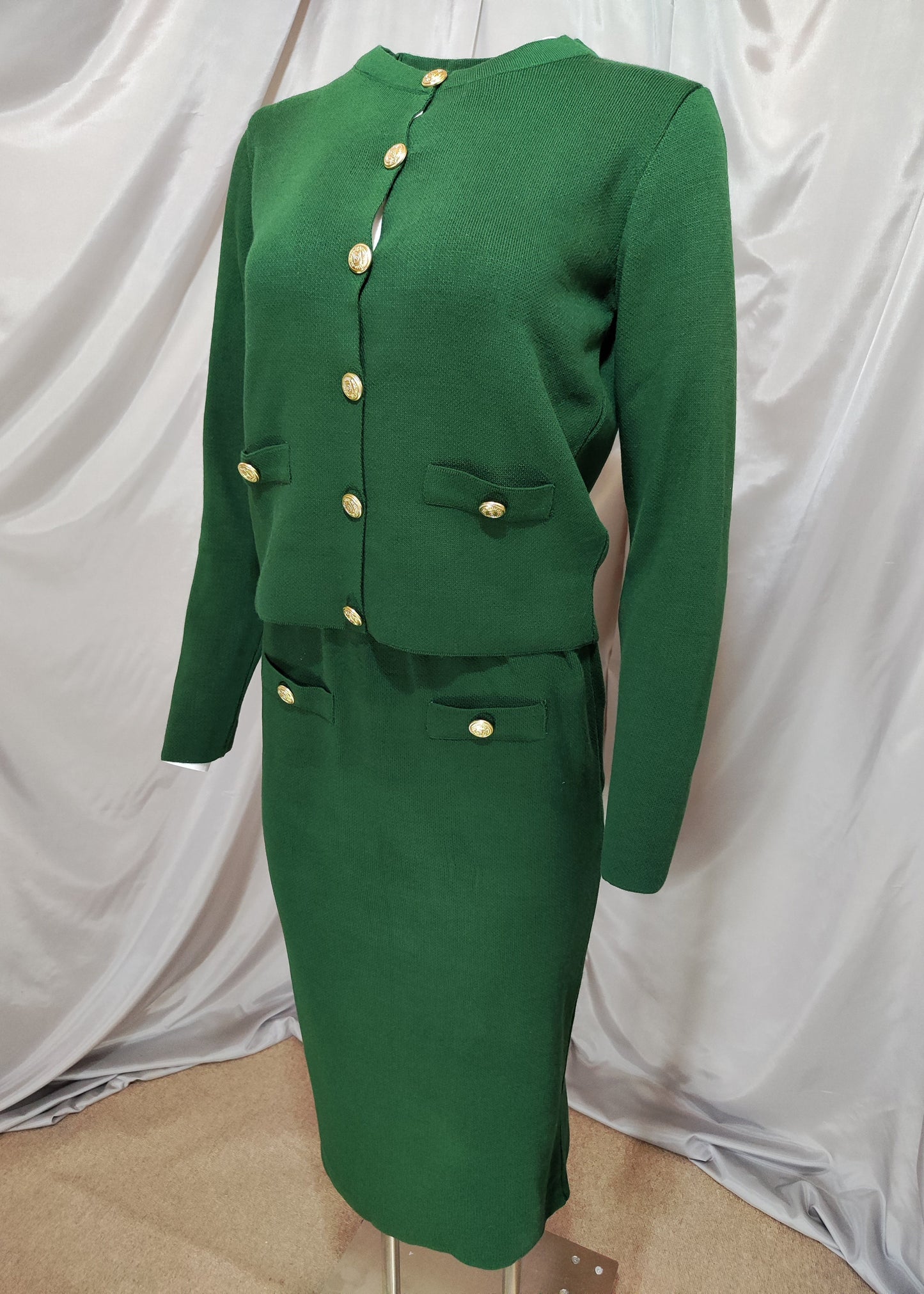 Tamnozeleni komplet sa zlatnim gumbima