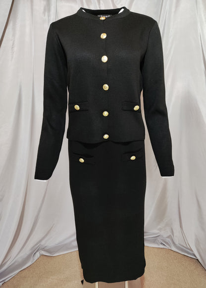 Crni komplet sa zlatnim gumbima