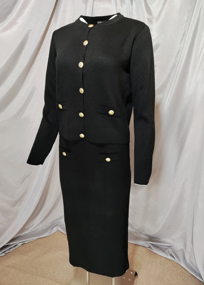 Crni komplet sa zlatnim gumbima