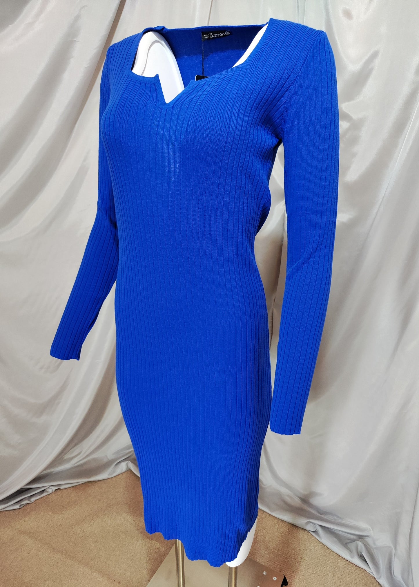 Plava uska haljina s izrezom