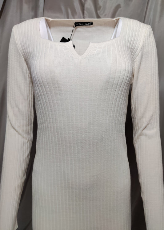 Bijela uska haljina s izrezom