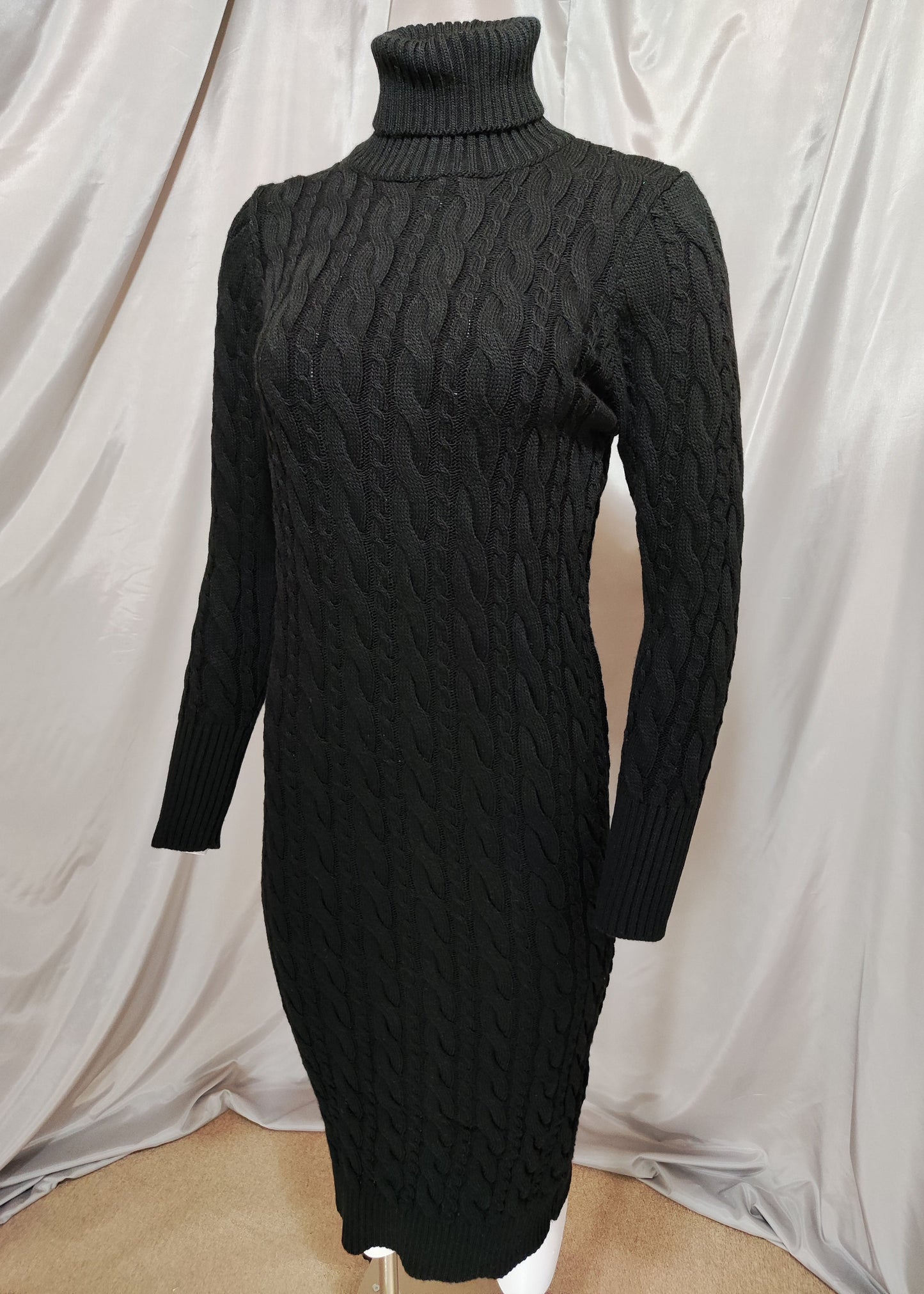 Crna pletena haljina s dolčevita ovratnikom