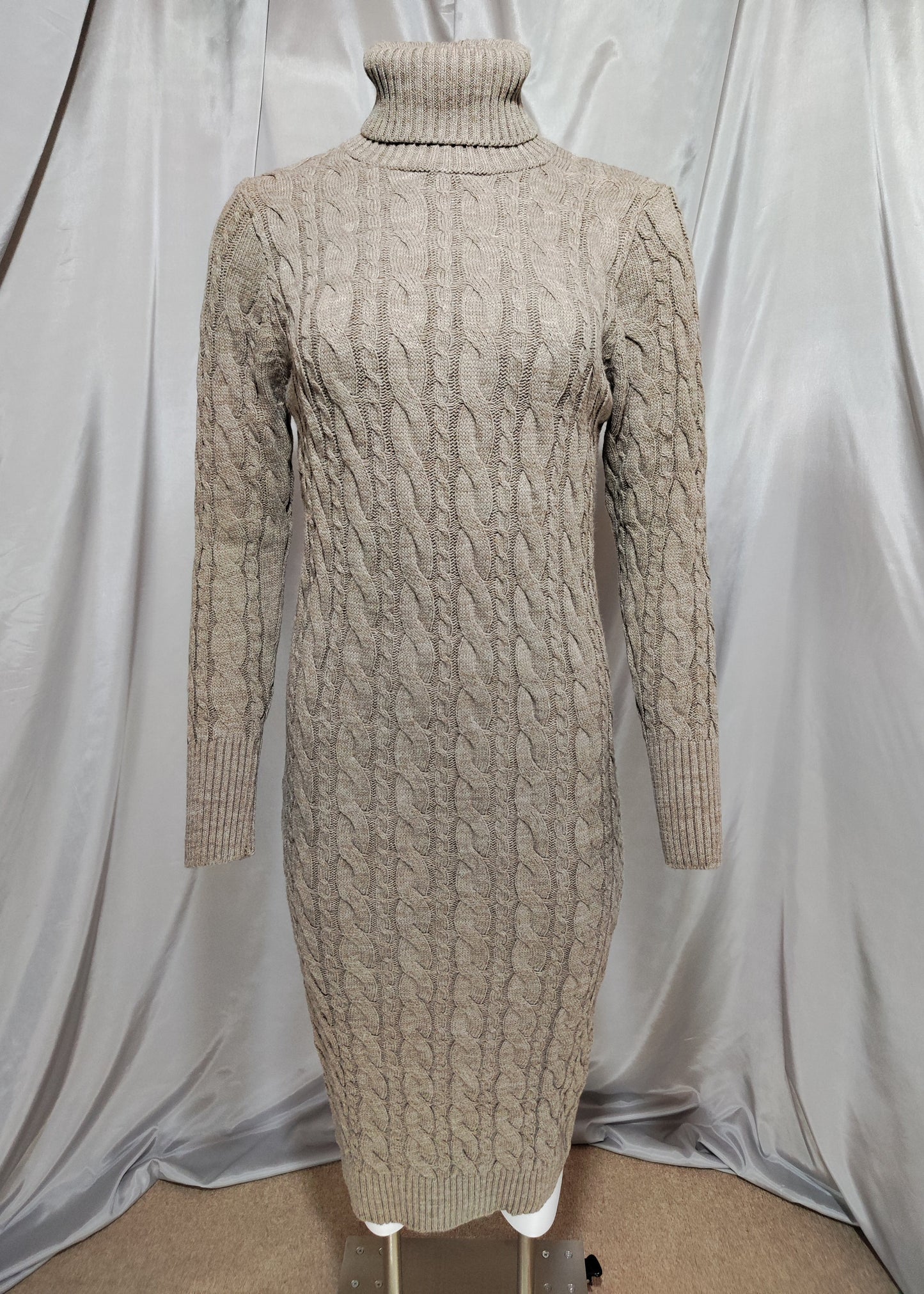 Smeđa pletena haljina s dolčevita ovratnikom