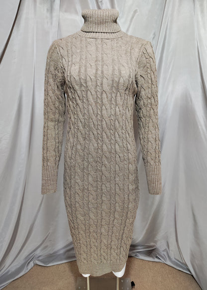 Smeđa pletena haljina s dolčevita ovratnikom