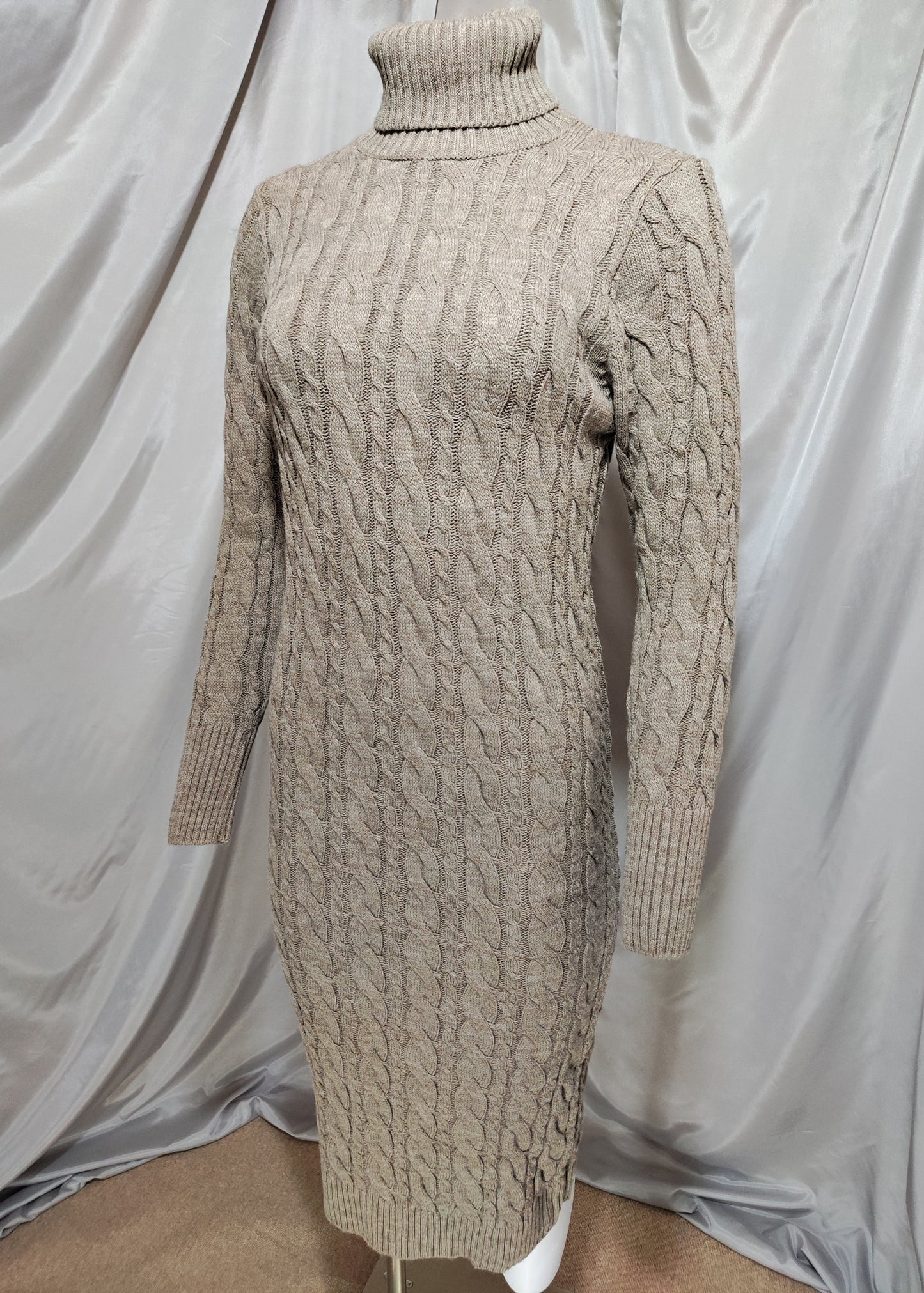 Smeđa pletena haljina s dolčevita ovratnikom