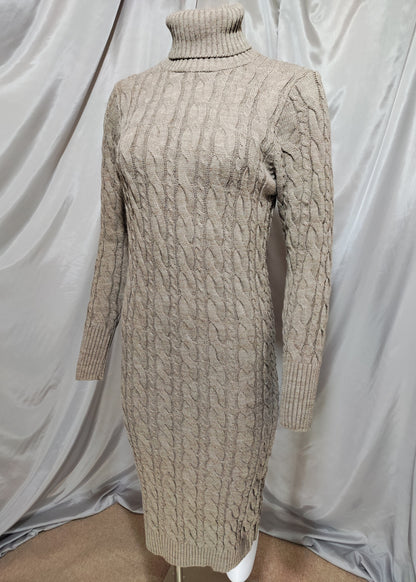 Smeđa pletena haljina s dolčevita ovratnikom