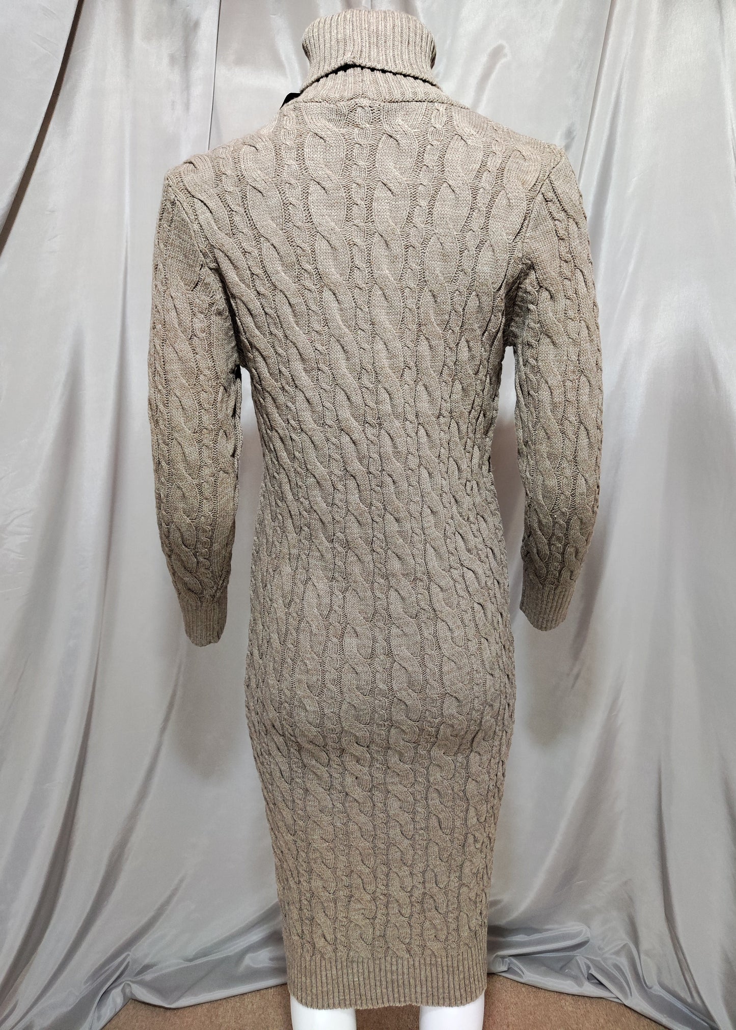 Smeđa pletena haljina s dolčevita ovratnikom