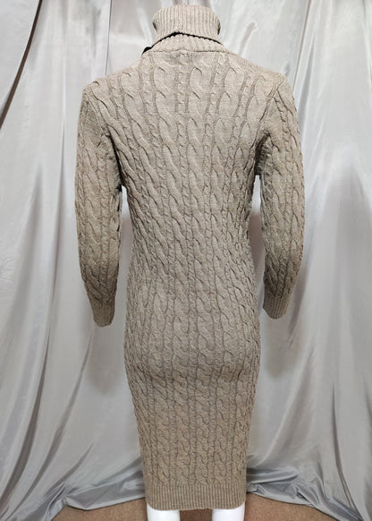 Smeđa pletena haljina s dolčevita ovratnikom