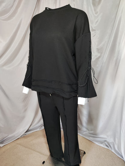 Crna trenirka sa detaljima na rukavima