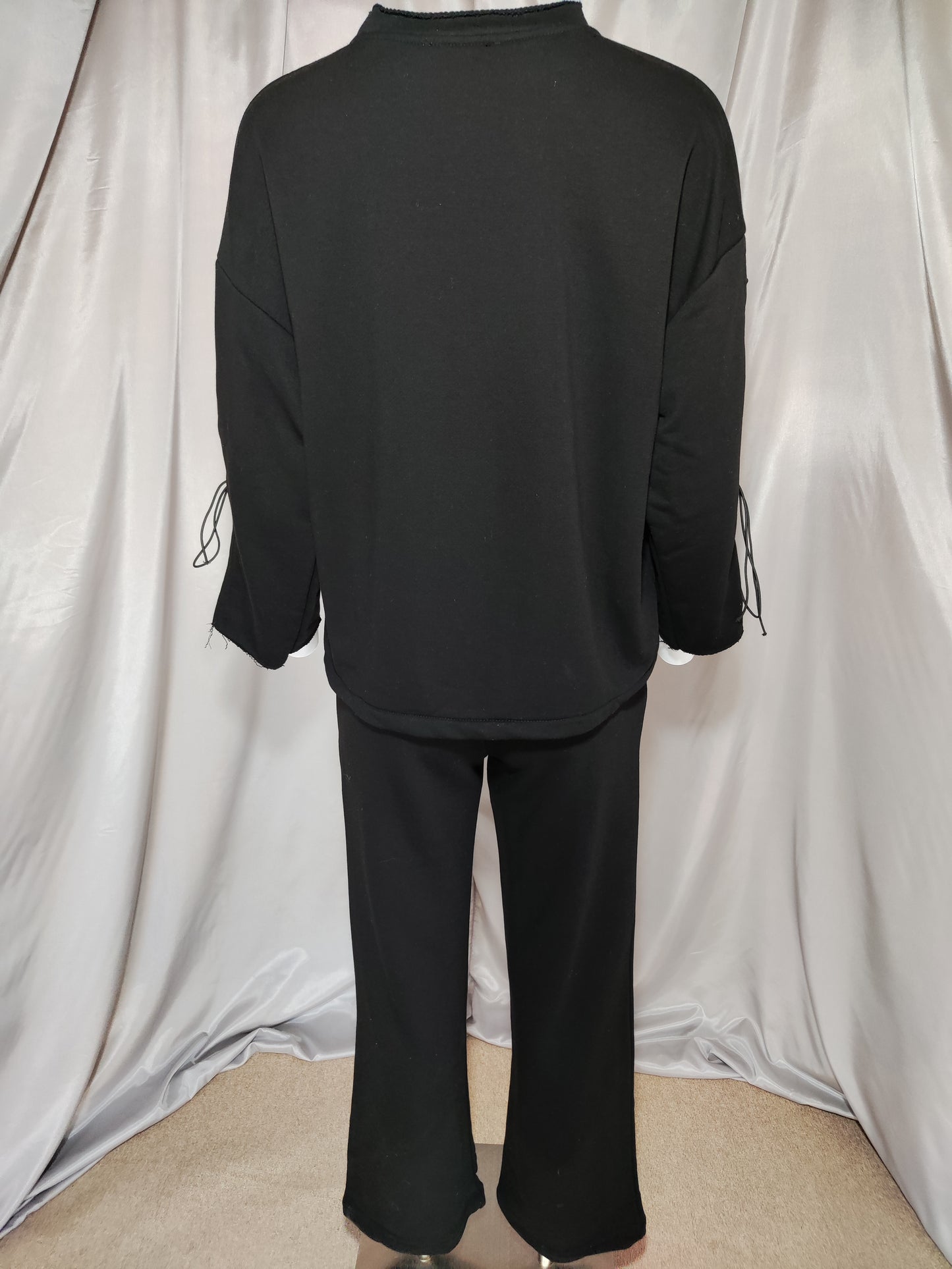 Crna trenirka sa detaljima na rukavima