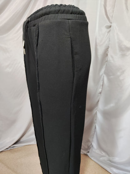 Crna trenirka sa detaljima na rukavima