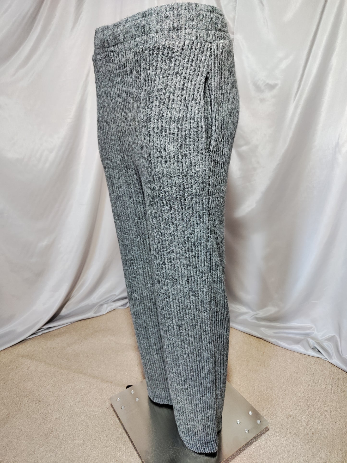 Siva rebrasta trenirka s kapuljačom