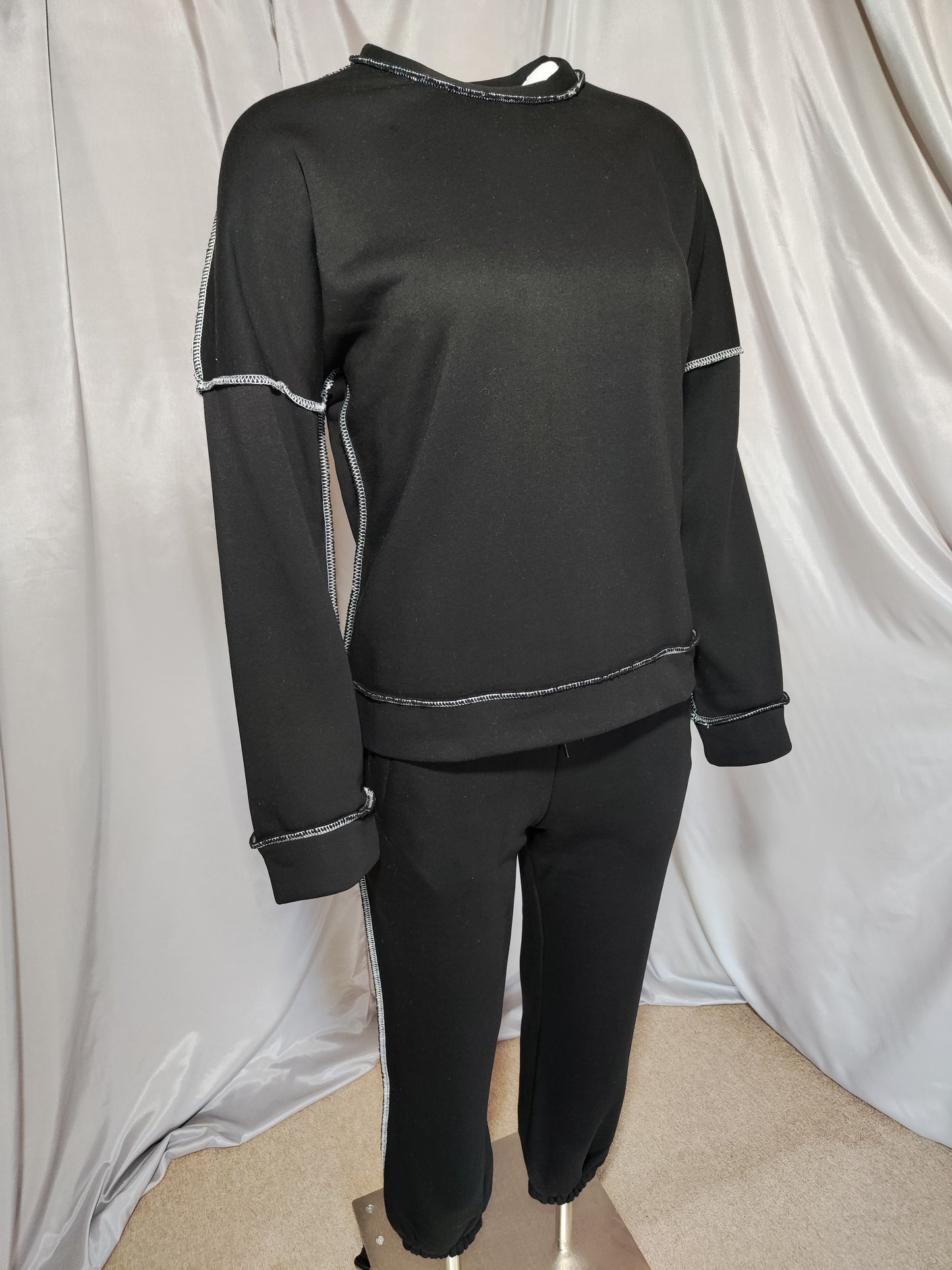 Crna trenirka s kontrastnim šavovima