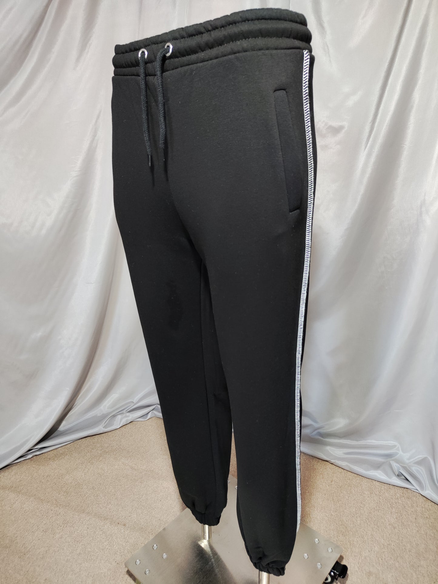 Crna trenirka s kontrastnim šavovima