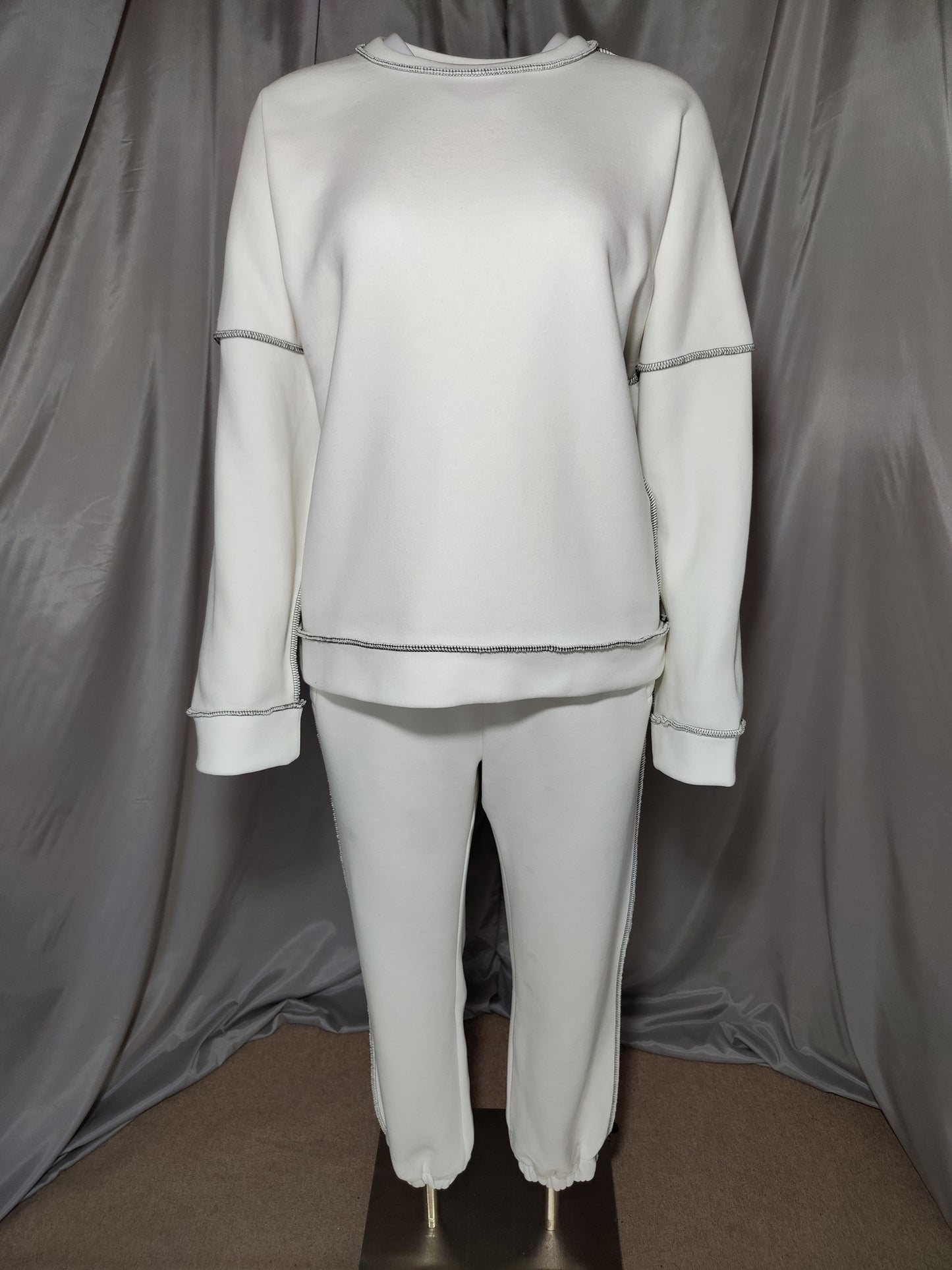 Bijela trenirka s kontrastnim šavovima