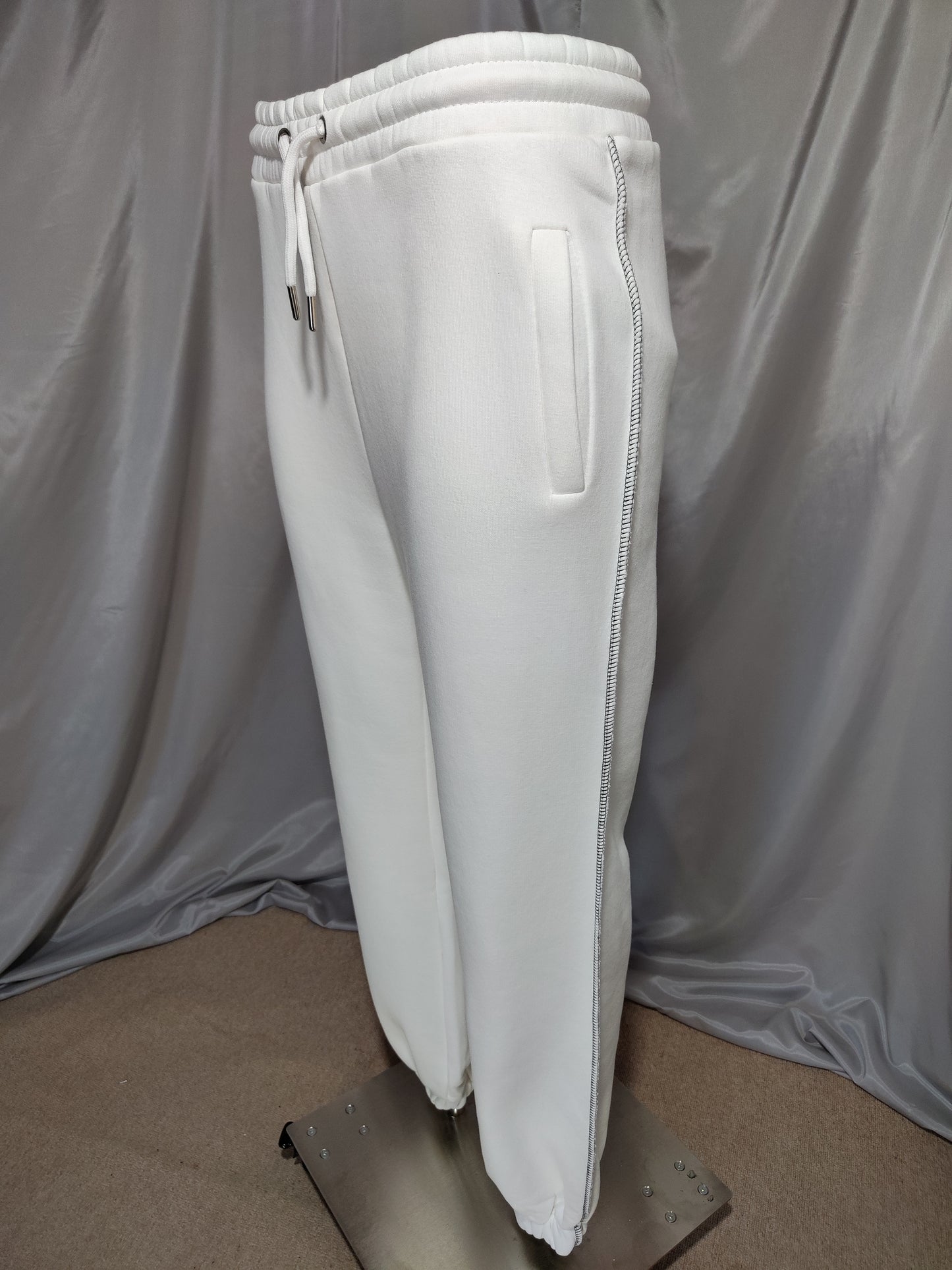 Bijela trenirka s kontrastnim šavovima