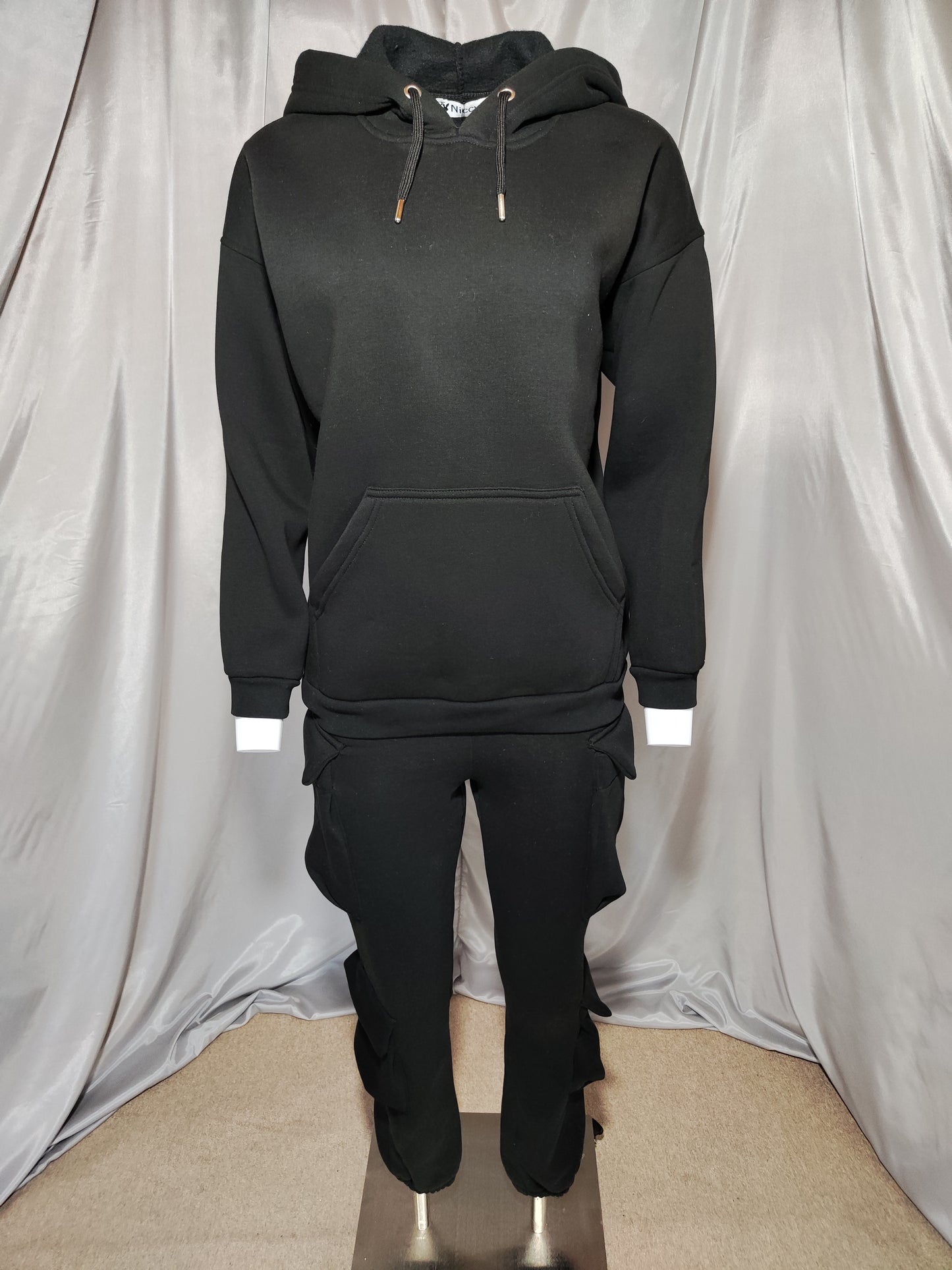 Crna trenirka s kapuljačom i bočnim džepovima