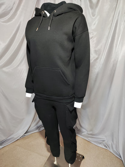 Crna trenirka s kapuljačom i bočnim džepovima