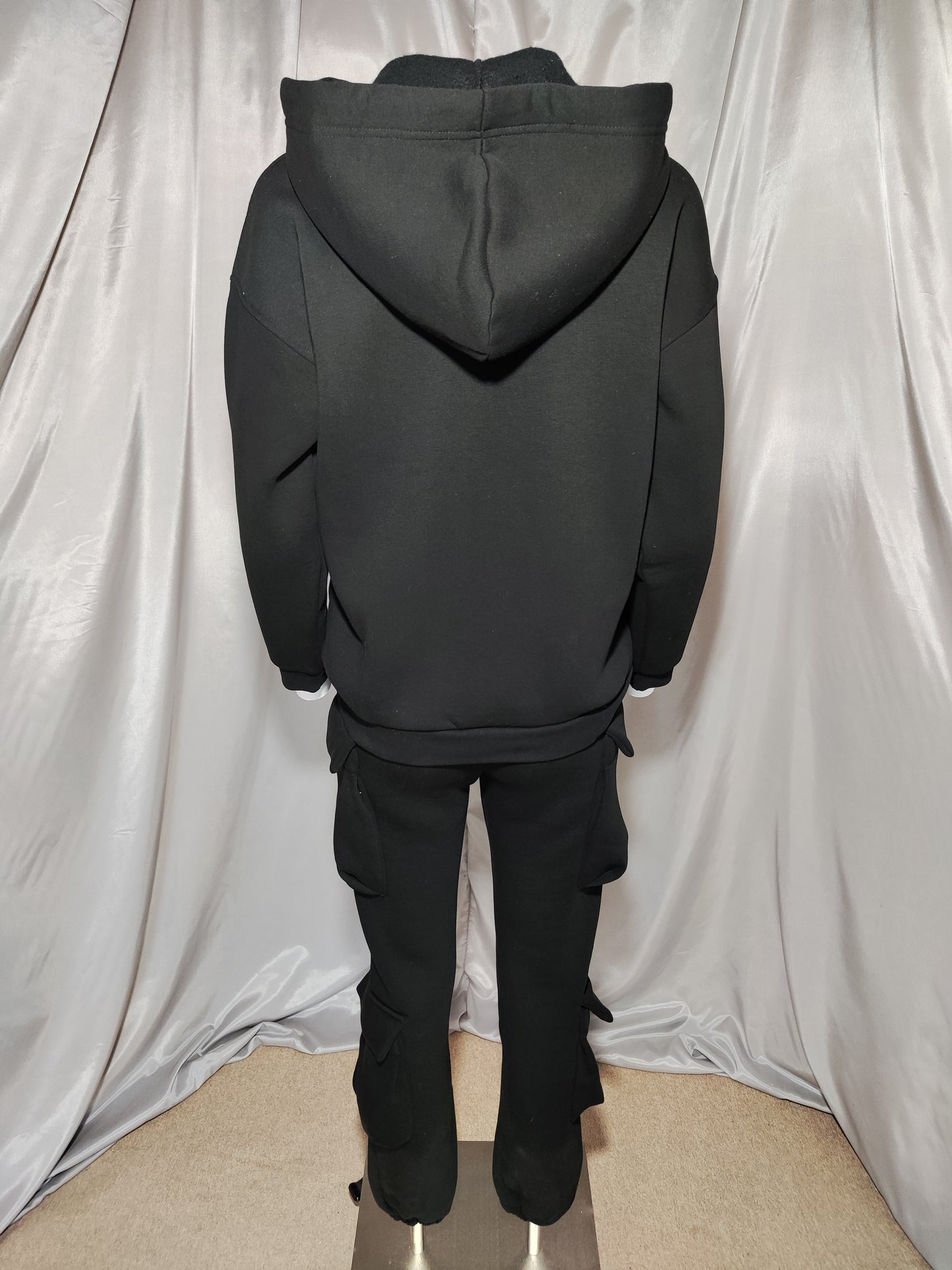 Crna trenirka s kapuljačom i bočnim džepovima