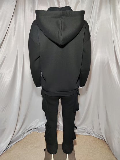 Crna trenirka s kapuljačom i bočnim džepovima