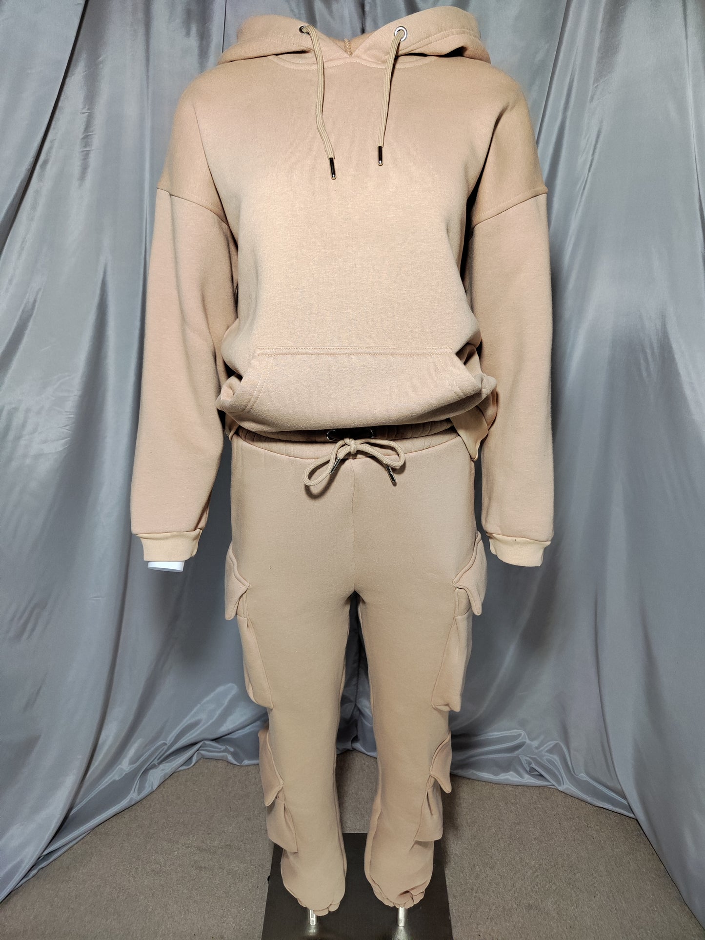 Bež trenirka s kapuljačom i bočnim džepovima