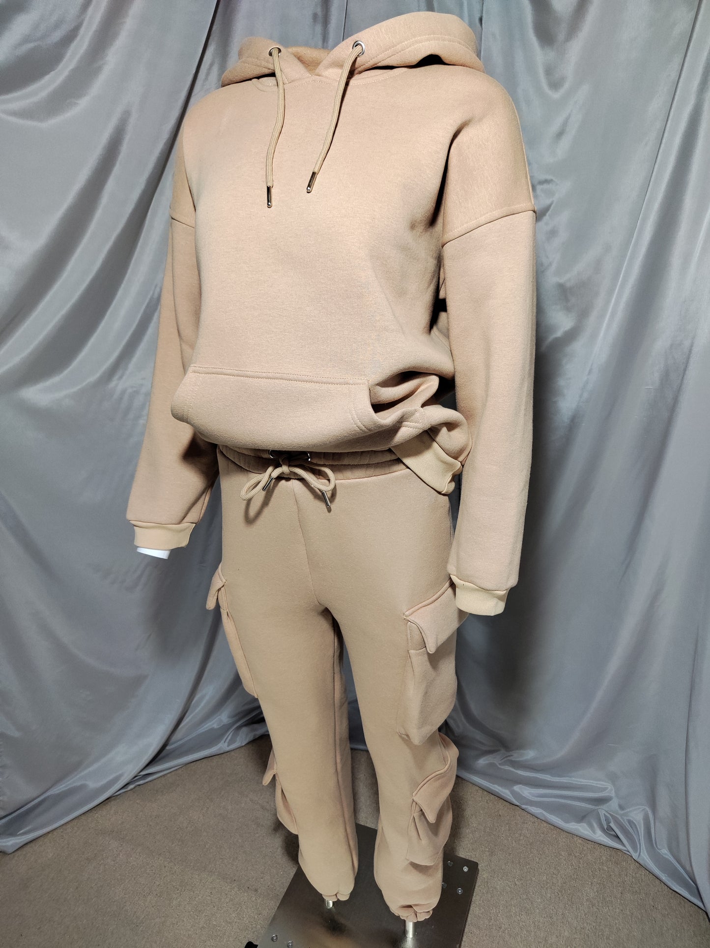 Bež trenirka s kapuljačom i bočnim džepovima